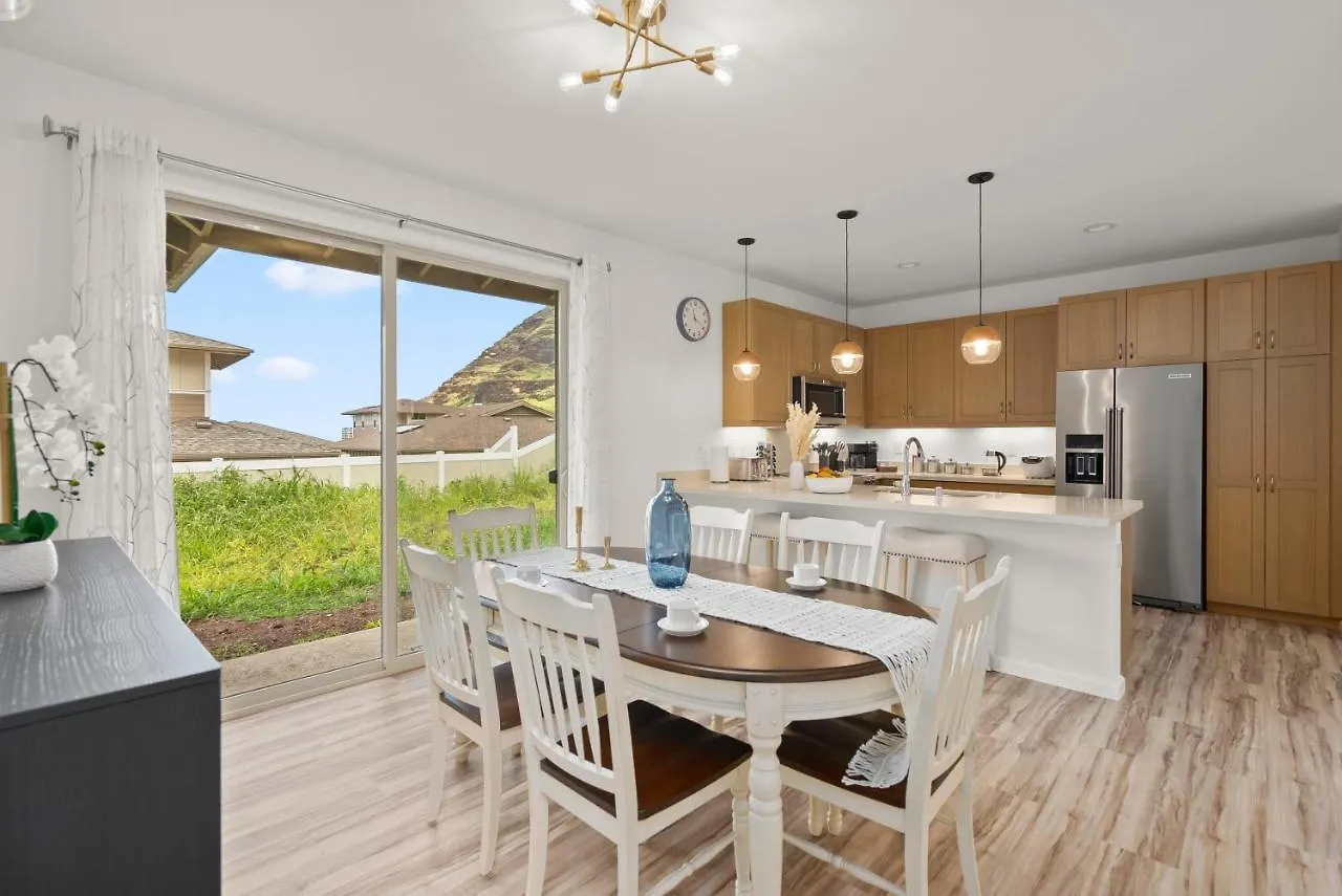 @Marbella Lane-Stunning Oc + Mt Views In Each Room Waianae